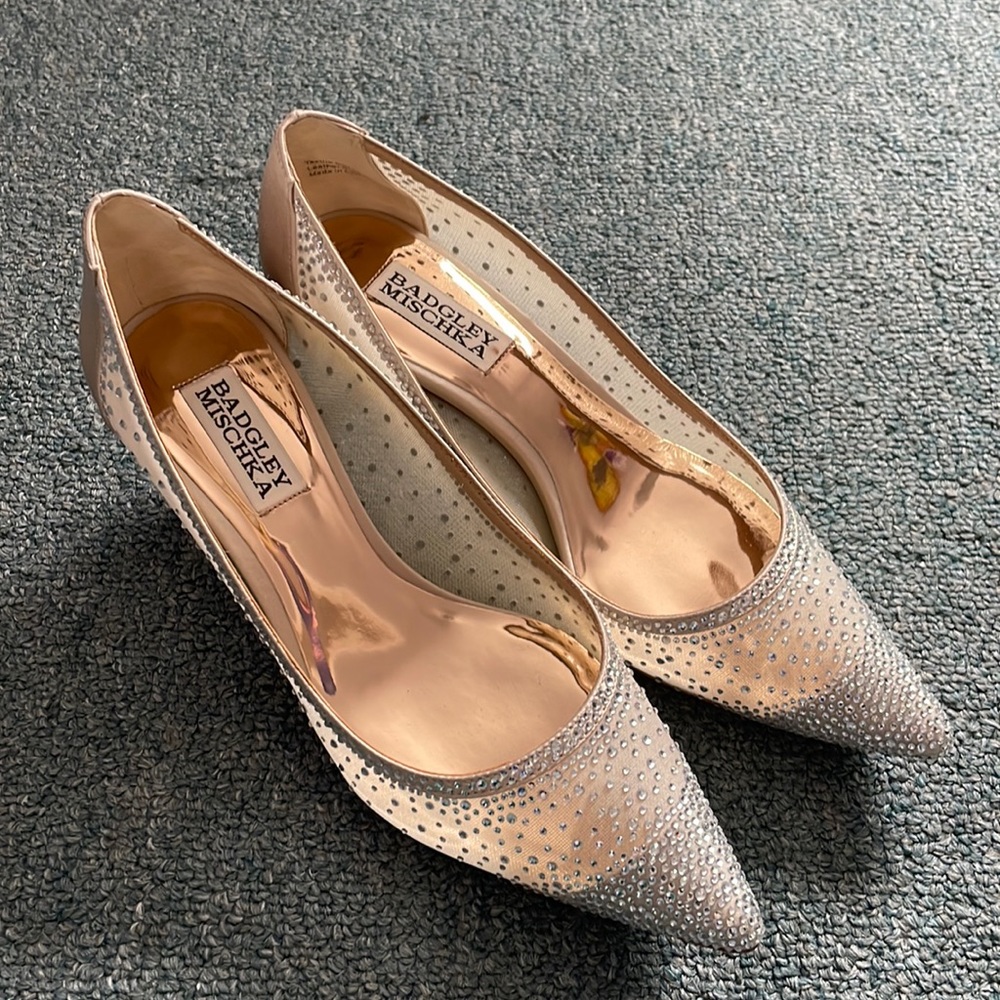 Mesh pointy heel with crystal